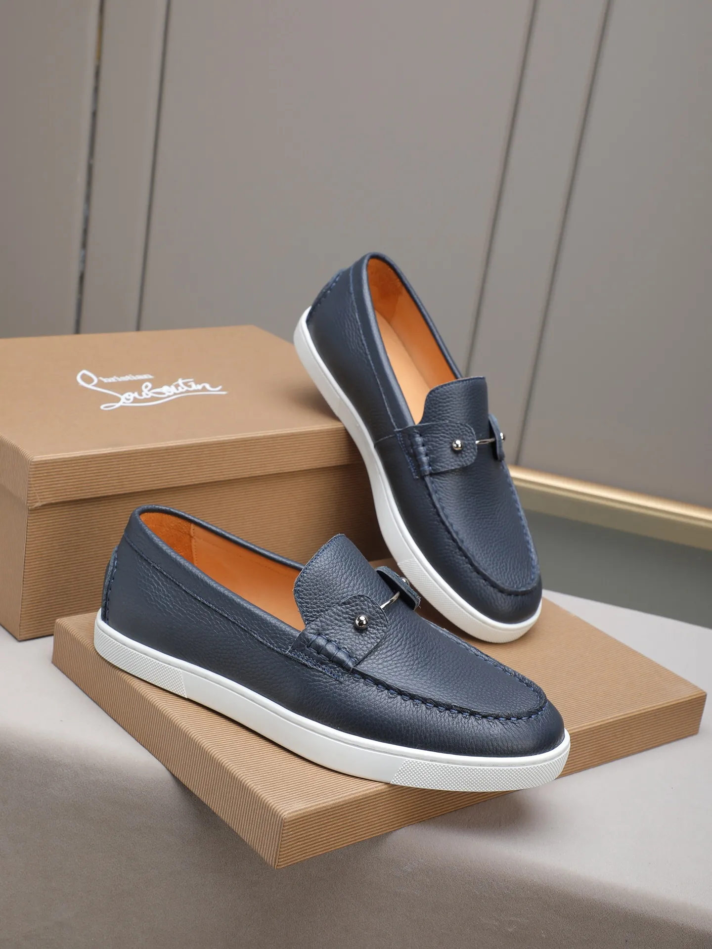 PP480 Christian Louboutin (red-soled shoes) Italian men's casual sneakers are shipped! Each pair of shoes from this Italian handmade shoe brand has a simple and classic design, which is very comfortable and versatile! The upper fabric of this shoe is made of imported cowhide, with high-end and comfortable cowhide lining! The outsole is made of original rubber bottom sheets and is lined with cowhide! Brand-specific mold-opening foot bed, exclusive private mold control! Original box packaging! 39 40 41 42 43 44 (38 45 46 customized)